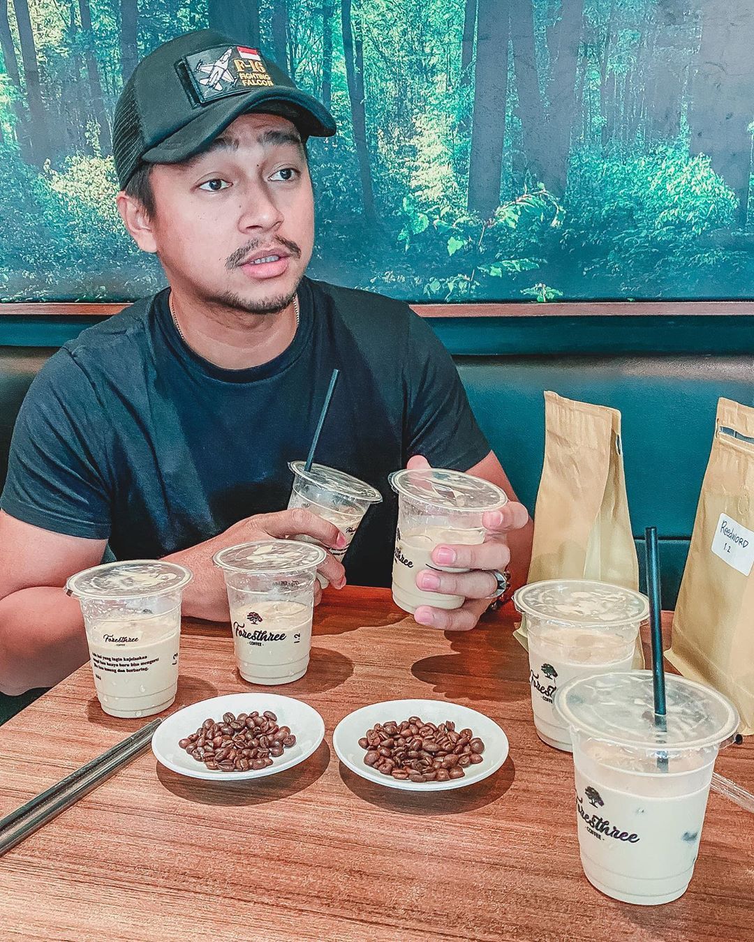 Seleb tampan bisnis kopi