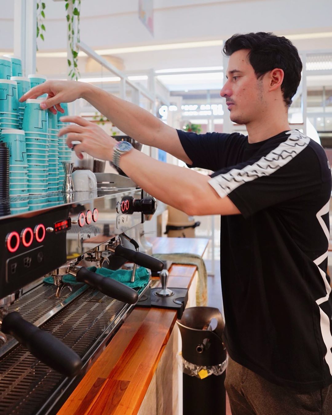 Seleb tampan bisnis kopi