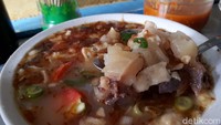 Rahasia keempukan kaki sapi adalah proses perebusannya sampai 3 jam. a bisa menghabiskan 11-14 batang kaki sapi per hari. 