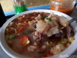 Nyam! Sop Kaki Sapi Spesial Pak Karto di Jl Biak Jakpus
