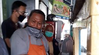 Pak Karto masih meracik sendiri semua menunya, dibantu sang anak. Ia menyebut resepnya tak berubah sejak dulu.