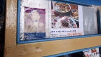 Mempertahankan bisnis makanan yang sama selama 40 tahun bukanlah hal mudah. Pak Karto mengaku kuncinya ada pada kepuasan pelanggan. Ia mengatakan tak ragu memberi isian sop yang banyak supaya para pelanggan puas.