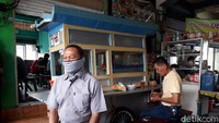 Pak Karto adalah sosok penjual sop kaki sapi legendaris di Jalan Biak. Sudah sejak 1980 ia berjualan soto.