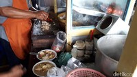 Sebelum di Jalan Biak, Pak Karto menjajakan sop kaki sapinya di Tanah Abang.