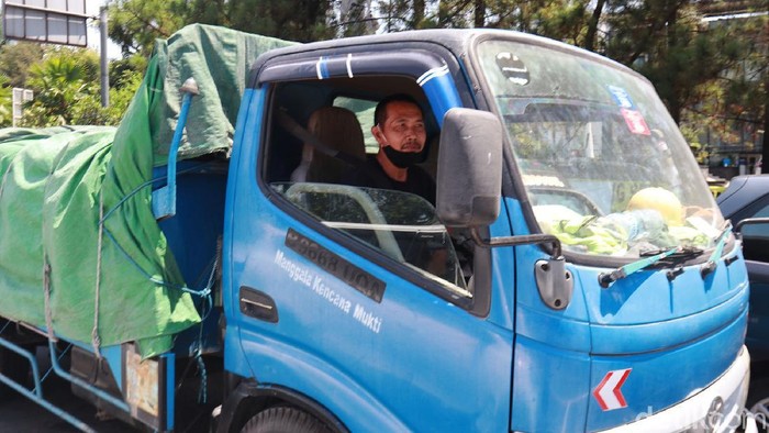 Sopir Truk Ini Keberatan Tarif Tol Jakarta-Bandung Naik Tarif ruas Jalan Tol Cipularang dan Padalarang-Cileunyi yang sempat naik kini turun kembali setelah dikritik oleh Gubernur Jabar Ridwan Kamil. Sebelumnya seorang sopir truk juga keberatan dengan kenaikan tersebut.