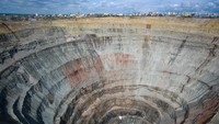 Mir Mine memulai konstruksi pada tahun 1970an. Rumornya pernah ada helikopter yang terhisap ke dalamnya. (Getty Images/iStockphoto)