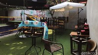Tak ada aktivitas terlihat di dalam Tebalik Kopi. Situasi lengang dan tak ada satu pun pemilik atau pangelola di lokasi.