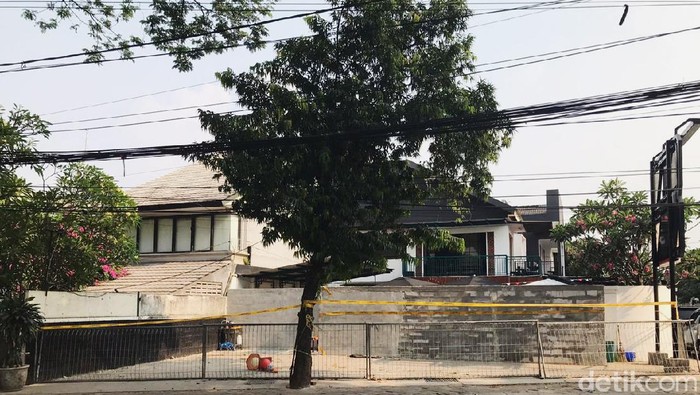 Satpol PP menyegel Tebalik Kopi yang kembali buka usai ditutup sementara karena langgar aturan PSBB. Kafe ini disegel dengan garis kuning bertuliskan dilarang melintas.
