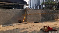 Garis segel Satpol PP juga ditempel di tembok pagar.