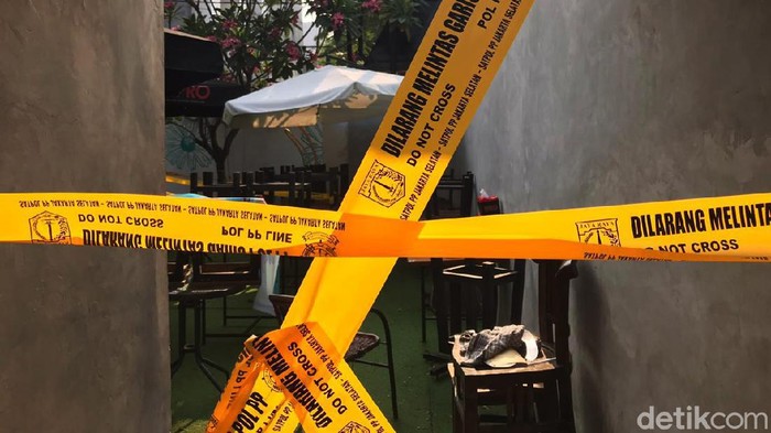 Satpol PP menyegel Tebalik Kopi yang kembali buka usai ditutup sementara karena langgar aturan PSBB. Kafe ini disegel dengan garis kuning bertuliskan dilarang melintas.