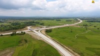 Pembangunan jalan tol juga banyak diresmikan pada tahun 2020. Seperti pada Selasa (25/8/2020), Presiden Joko Widodo meresmikan jalan tol pertama di Aceh. Tepatnya ruas tol Banda Aceh-Sigli seksi IV yang menghubungkan Blang Bintang-Indrapuri. Dalam sambutannya, Jokowi berterima kasih kepada masyarakat Aceh karena pembebasan lahan ruas tol ini dilakukan dengan cepat. Dok. Kementerian PUPR