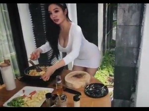 Pakai Baju Super Seksi Saat Masak, Wanita Ini Bikin Orang Gagal Fokus