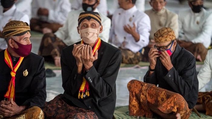 Kerabat dan Abdi Dalem Keraton Kasunanan Surakarta menyiapkan sesaji saat mengikuti upacara Wilujengan Hamengeti Hadeging Karaton Dalem Mataram Surakarta Hadiningrat di Sasana Sumewa Keraton Kasunanan, Solo, Jawa Tengah, Sabtu (5/9/2020). Tradisi tersebut untuk memperingati berdirinya Keraton Kasunanan Surakarta atau berpindahnya Keraton Kartasura menuju desa Sala pada masa Pemerintahan Paku Buwono (PB) II. ANTARA FOTO/Mohammad Ayudha/pras.