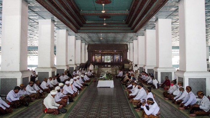 UPACARA PERINGATAN BERDIRINYA KERATON KASUNANAN Kerabat dan Abdi Dalem Keraton Kasunanan Surakarta menyiapkan sesaji saat mengikuti upacara Wilujengan Hamengeti Hadeging Karaton Dalem Mataram Surakarta Hadiningrat di Sasana Sumewa Keraton Kasunanan, Solo, Jawa Tengah, Sabtu (5/9/2020). Tradisi tersebut untuk memperingati berdirinya Keraton Kasunanan Surakarta atau berpindahnya Keraton Kartasura menuju desa Sala pada masa Pemerintahan Paku Buwono (PB) II. ANTARA FOTO/Mohammad Ayudha/pras.