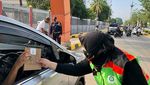 Aksi Maskot JIEP Bagikan Masker dan Hand Sanitizer Gratis