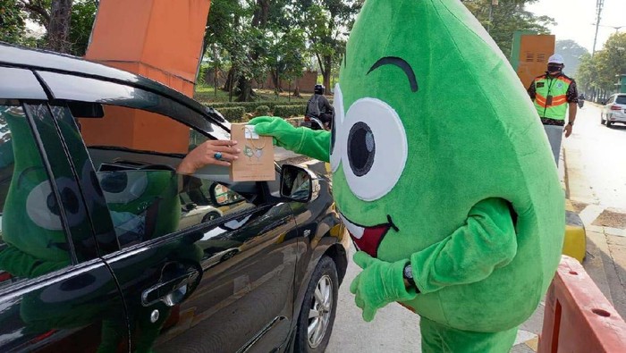 Para pekerja di kawasan industri Pulogadung mendapat masker serta hand sanitizer gratis. Masker itu dibagikan oleh badut dari JIEP dalam rangka Hapelnas.