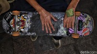 Jika telah memasuki waktu malam hari, para pemain skateboard ini bermain di area trotoar jalan.