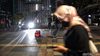 Walaupun di area itu masih  banyak pejalan kaki yang beraktivitas. 