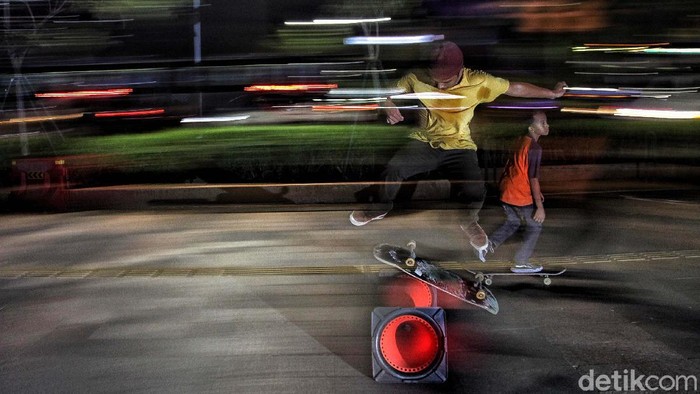 Sejumlah anak bermain skateboard di Skate Park Taman Budaya 2 Dukuh Atas, Jakarta, Jumat (4/9). Para skateboard beraksi dari sore hingga malam hari.