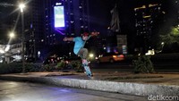 Bermain papan seluncur di Taman Budaya, Dukuh Atas, Jakarta Selatan. (Pradita Utama/Detikcom)