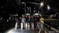 Sayangnya saat tidak beraksi, mereka tetap tidak memakai masker.