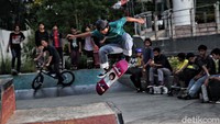 Sejumlah anak bermain skateboard di Skate Park Taman Budaya 2 Dukuh Atas, Sudirman, Jakarta, Jumat (4/9).