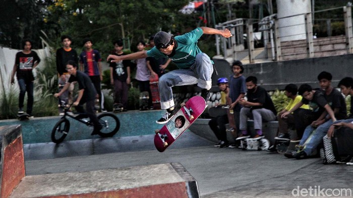 Aksi Para Skateboard di Tengah Pandemi COVID-19 Sejumlah anak bermain skateboard di Skate Park Taman Budaya 2 Dukuh Atas, Jakarta, Jumat (4/9). Para skateboard beraksi dari sore hingga malam hari.