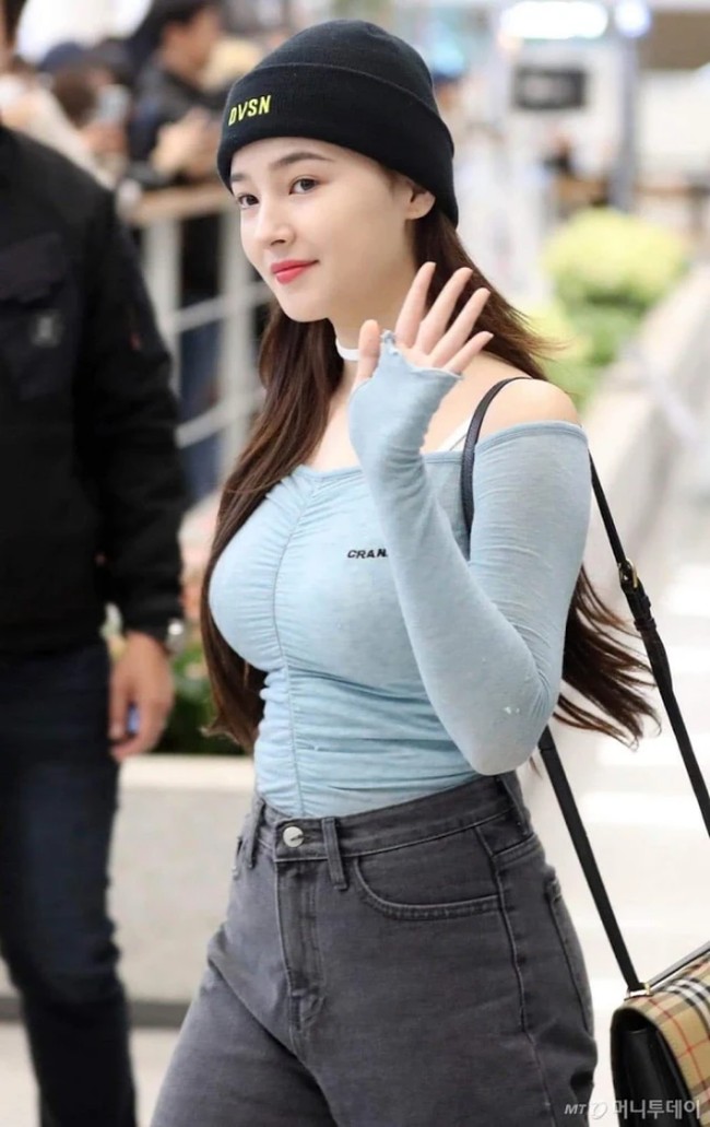 Nancy MOMOLANDBentuk pinggang apel Nancy menjadi body goal bagi banyak wanita. Mengingat leader Momoland tersebut punya ayah dari Amerika, banyak netizen percaya jika proporsi tubuh Nancy adalah berkat darah campurannya.Foto: Internet