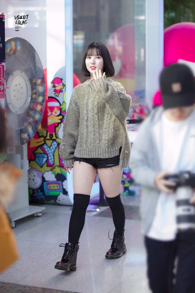 Eunha GFRIEND punya wajah imut yang disukai di Korea Selatan. Namun banyak orang menganggap jika bentuk tubuh vokalis tersebut tidak bisa dibilang sesuai standar. Eunha memang tampak lebih berisi dari kebanyakan rekannya. Namun ia tetap percaya diri mengenakan busana yang mengekspos bagian paha. Foto: Internet