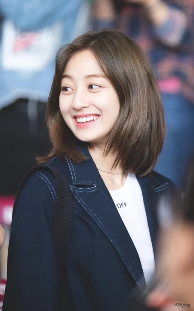 Idol KPop lain yang tampil dengan kulit lebih gelap adalah Jihyo TWICE. Pacar Kang Daniel ini bahkan mengaku sering melakukan tanning untuk biasanya justru dihindari wanita Korea. Tak hanya itu, kecantikan Jihyo juga diapresiasi para fans karena ia sering tampil tanpa makeup di berbagai kesempatan yang menonjolkan kecantikan alami. Foto: Internet