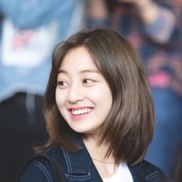 Idol KPop lain yang tampil dengan kulit lebih gelap adalah Jihyo TWICE. Pacar Kang Daniel ini bahkan mengaku sering melakukan tanning untuk biasanya justru dihindari wanita Korea. Tak hanya itu, kecantikan Jihyo juga diapresiasi para fans karena ia sering tampil tanpa makeup di berbagai kesempatan yang menonjolkan kecantikan alami. Foto: Internet