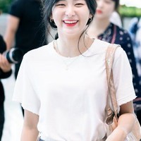 Kelopak mata tunggal atau monolid menjadi salah satu hal yang ingin diperbaiki orang Korea. Namun belakangan monolid menjadi fitur wajah yang justru menjual. Salah satu wanita pemilik mata monolid adalah Seulgi Red Velvet. Foto: Internet