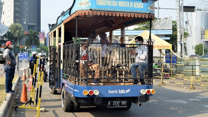 Sejumlah petugas Dinas Perhubungan (Dishub) mengawal bus pariwisata Patriot Kota Bekasi yang akan membawa peserta wisata gratis di Bekasi, Jawa Barat, Minggu (6/9/2020). Kehadiran bus wisata tersebut menjadi sarana transportasi untuk mengenalkan sejumlah lokasi wisata yang ada di Kota Bekasi kepada masyarakat luas. ANTARA FOTO/Suwandy/foc.