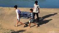 Bermain burung Merpati, menjadi alternatif pengisi waktu luang bagi anak-anak Jati Pulo di masa pandemi COVID-19.
