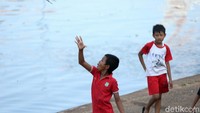 Mereka tetap asyik bermain burung merpati tanpa memperhatikan protokol kesehatan.