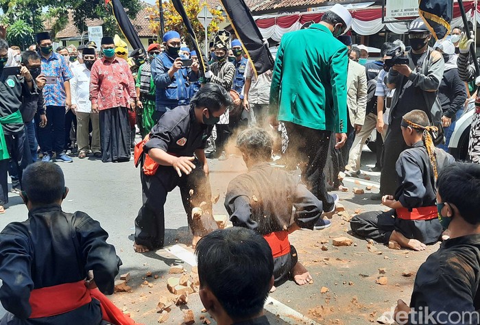 Atraksi Silat Antarkan Jagoan Gerindra-PKB-PPP di Pilkada Sleman Pasangan Danang Wicaksana S-Agus Choliq resmi mendaftar ke KPU Sleman dengan diiringi pasukan Bregada dan atraksi pencak silat. Ini potretnya.