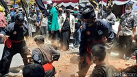 Sementara itu, Danang Wicaksana saat ditemui usai mendaftar mengatakan sempat ada kendala pada berkas pendaftaran. Namun hal itu bisa segera teratasi.