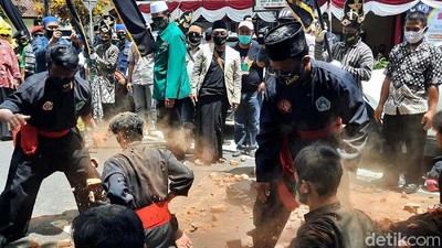 Aksi Silat Antarkan Jagoan Gerindra-PKB-PPP Daftar Pilkada Sleman