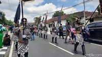 Meskipun demikian bregada dan atraksi pencak silat itu, masih ada banyak elemen yang ingin ikut mengantarkannya saat mendaftar. Namun karena kondisi tak memungkinkan dan dalam pandemi COVID-19, protokol kesehatan pun diterapkan dengan baik.