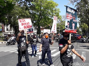 Daftar Pilkada Solo, Pendukung Bajo Bawa Poster Kami Bukan Boneka