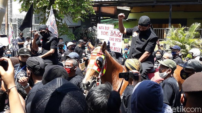 Bagyo Wahyono-FX Supardjo (Bajo) mendaftar ke KPU Solo