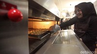 Tak hanya mengajarkan lewat kursus online, dapur Lindawaty juga melayani pembelian alat-alat baking karena banyaknya permintaan peserta kursus.