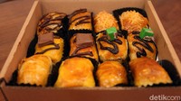 Aneka kue, roti, pudding hingga kopi disajikan fresh dari dapurnya.