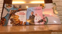 Ia juga telah membuat buku resep makanan lho.