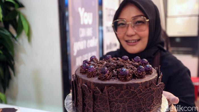 Bangkitkan UMKM dengan Pelatihan Online Dapur Lindawaty di Depok, Jabar, turut mencetak UMKM kuliner. Lindawaty memberikan pelatihan melalui kursus online untuk para pebisnis kuliner.