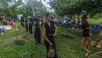 Sejumlah model memperagakan produk kerajinan anyaman rotan saat gelaran produk hasil pemberdayaan wanita Dayak Kalimantan dari perusahaan sosial Handep Haruei di Rungan Sari, Palangkaraya, Kalimantan Tengah, Sabtu (5/9/2020).
