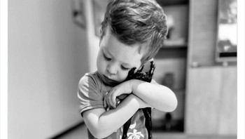 Pelukan dengan action figure Black Panther. Foto: Boredpanda