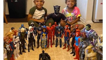 Senyum manis mereka untuk mengenang Black Panhter. Foto: Boredpanda