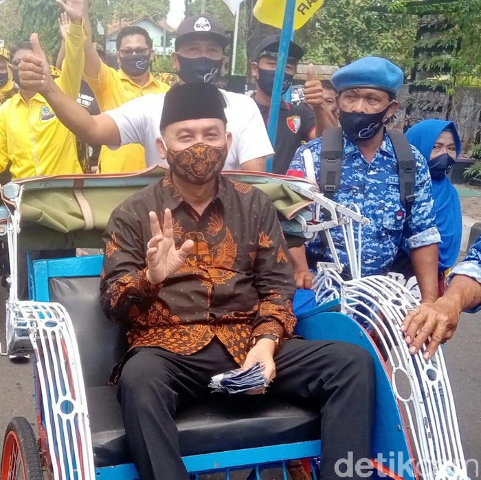 Bupati Purworejo Agus Bastian mendaftar ke KPU naik becak