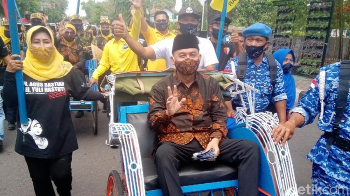 Bupati Purworejo Agus Bastian mendaftar ke KPU naik becak